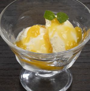 バニラアイス(マンゴー)