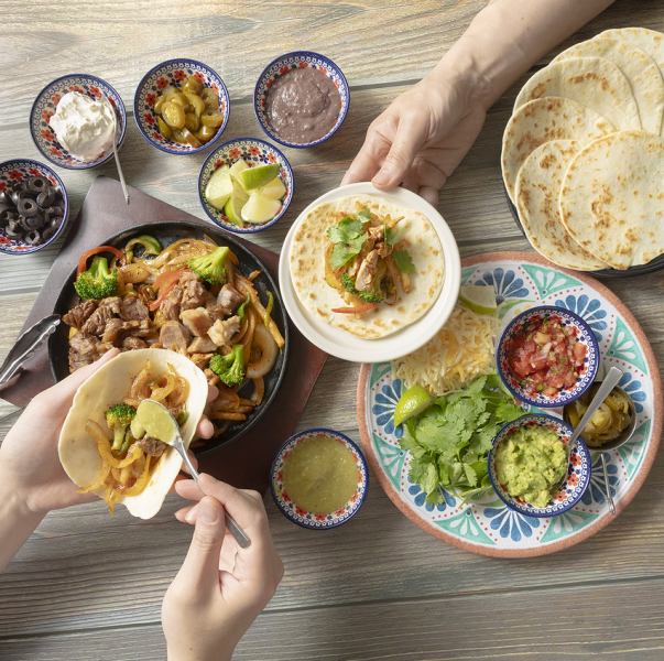 这里是京都新晋的娱乐胜地,音乐与美食在此交融,令人心旷神怡。何不在此度过一个特别的夜晚,一边欣赏现场音乐,一边品尝正宗的墨西哥卷饼、自制牛油果酱和精酿啤酒?这里充满异域风情,热闹非凡,无论是与朋友或爱人约会,还是与同事小酌畅饮,亦或是举办私人派对,都能完美胜任。