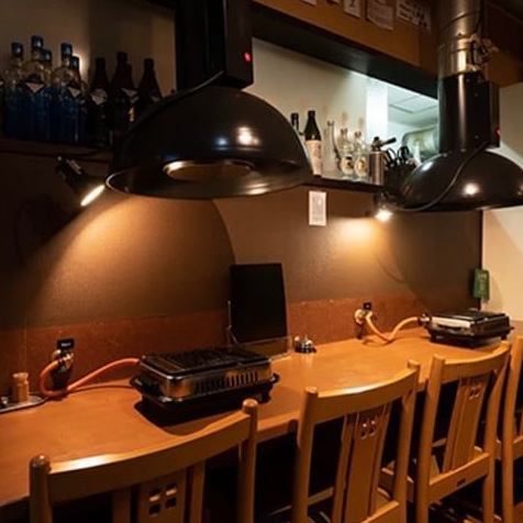 店内には、おひとり様から気軽に焼肉を楽しめるカウンター席を完備しており、お仕事帰りのサク飲みや、カップルのデートにもオススメです、また、4/6/8名様がけの人数に合わせて使えるテーブル席もあり、肉を味わう女子会や会社宴会などシーンに合わせてやきにく荒ちゃんの焼肉をご堪能いただけます。