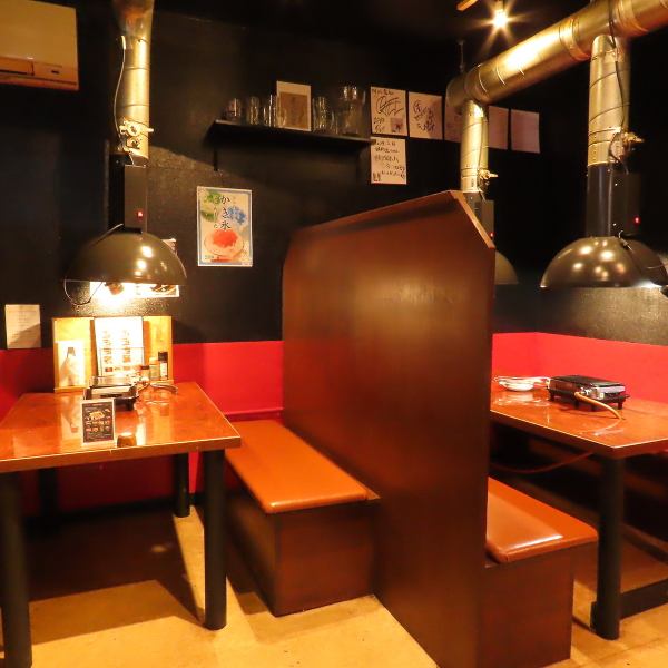 肉を焼いて盛り上がるご宴会も大歓迎！お肉やおつまみ、ドリンク1杯が付いたお手軽な晩酌セットや、飲み放題プランも各種ご用意しております。また、店内には最大14名様まで座れるテーブル席があり、大人数のご宴会にも対応！気軽な居酒屋利用から、大人数のご宴会までスタッフ一同お待ちしております。
