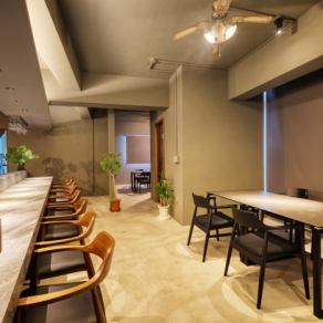 【テーブル　4人掛け×1卓】友人同士や、ママ会、女子会などグループでのご利用にちょうど良いお席です。絶品料理を楽しみながら卓を囲めばいつも以上に話も弾みます♪