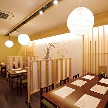 落ち着いた雰囲気の中でお食事をお楽しみくださいませ!