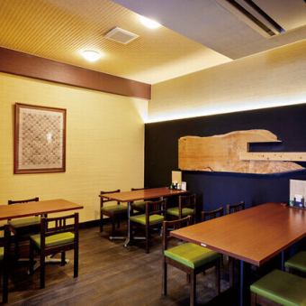 広々とした空間でゆったりくつろげるテーブル席。女子会・ご家族でのお食事などにもおすすめです。