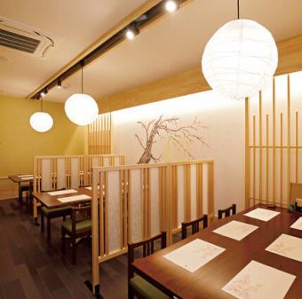 仕切りがあるので周囲の目を気にせずに過ごせる半個室タイプのテーブル席。お子様連れでのお食事に◎