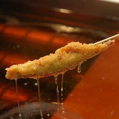 Freshly fried crispy kushikatsu is very popular!!