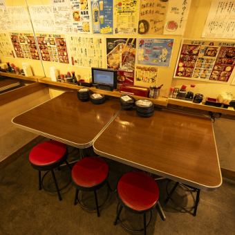 This seating can accommodate 5 to 6 people.Perfect for small parties! Our main store is located on Higashidori! We also have an annex within a minute's walk, so if we're fully booked we recommend the annex! Our main store is open 24 hours a day, so you can use it for lunch, after-parties, or even in the middle of the night! #Osaka #Umeda #All-you-can-eat-and-drink #All-you-can-drink