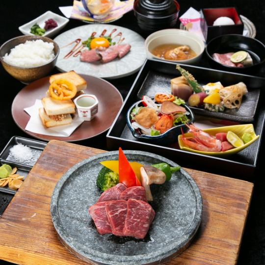 主菜黑毛和牛、生牛肉片、生鱼片、手卷寿司等8道菜的“桂套餐”，附赠2小时无限畅饮。