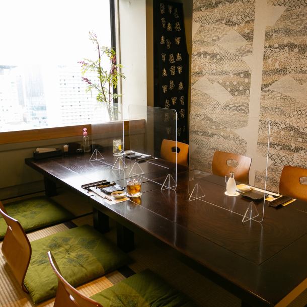 我們提供帶有平靜日式氛圍的私人房間。我們還有一間帶榻榻米的包間，可用於會議或娛樂，還有一間帶桌子的包間，非常適合宴會和晚宴。