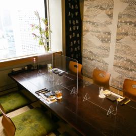 【가족으로 느긋하게 받을 수 있는 다다미 개인실】전석 구분을 설치.차분한 일본식 공간에서 느긋하게 보내실 수 있습니다.낮의 경치도 야경도, 아름다운 전망입니다.