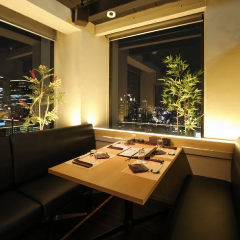 차분한 일본식 공간 독실에서 천천히 식사를 즐길 수 있습니다.