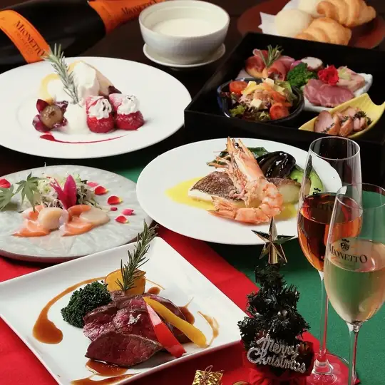 《2026聖誕節》七道菜“柊套餐”，包含A5仙台牛肉、特選牛肉和鮭魚籽飯，盛於陶罐中 ◆ 8000日元