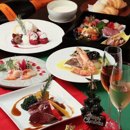 《2026聖誕節》七道菜“柊套餐”，包含A5仙台牛肉、特選牛肉和鮭魚籽飯，盛於陶罐中 ◆ 8000日元
