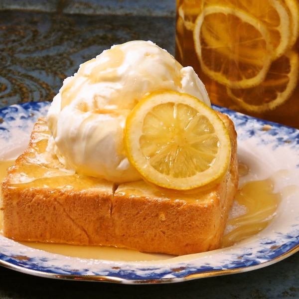 [Speaking of HONEY 8!] Honey toast with vanilla ice cream ★ 800 yen