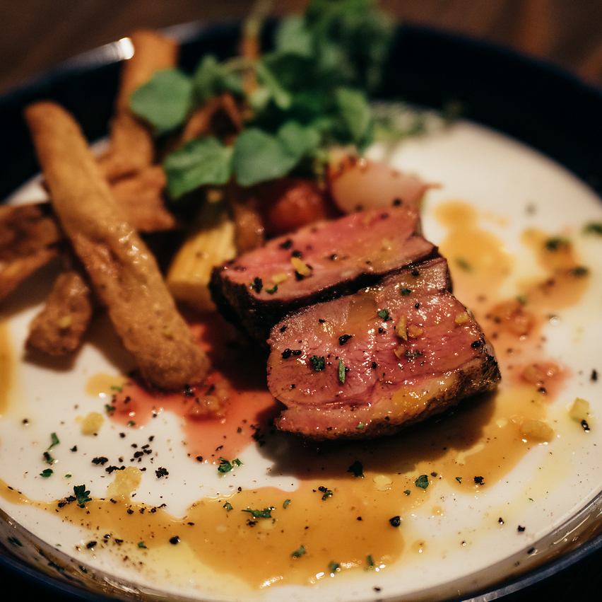 【洋食】×【居酒屋】薪の香りを纏ったこだわりの洋食