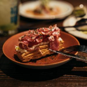 季節のフルーツと生ハムのパイ仕立て