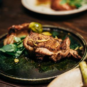 国産骨付き鶏もも肉の薪グリル~スパイスオイル~
