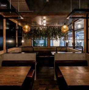 【半個室テーブル席】最大16名様まで対応可能なロフト席を利用した半個室をご用意。ダークブランでまとまったインテリアがスタイリッシュな空間は、ガラスで仕切られ、周囲に気兼ねすることなくお過ごしいただけます。お仲間との宴会はもちろん、打ち上げなど、様々なシーンに最適。