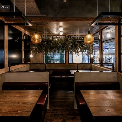 【半個室テーブル席】最大16名様まで対応可能なロフト席を利用した半個室をご用意。ダークブランでまとまったインテリアがスタイリッシュな空間は、ガラスで仕切られ、周囲に気兼ねすることなくお過ごしいただけます。お仲間との宴会はもちろん、打ち上げなど、様々なシーンに最適。