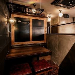 【半個室テーブル席】5名様まで利用可能。店内の奥にあるプライベート感たっぷりの隠れ家的なお席です。落ち着いて過ごせる半個室は、ご家族や仲間同士のお食事やデートなど、少人数でのご利用にぴったり◎大切な方とのお集まりに、ぜひ当店自慢の料理を心ゆくまでご堪能ください。