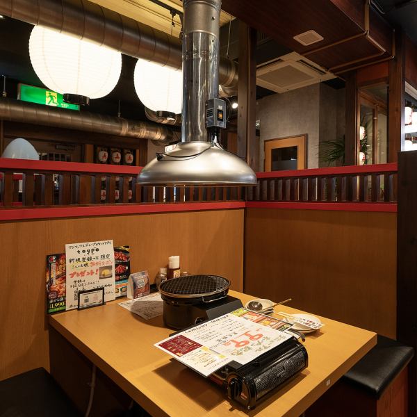 Of course, small groups are also welcome, whether you're going for a drink with friends or a date. We are proud of our calm and stylish space! You can feel the Japanese atmosphere from the lanterns displayed here and there inside the restaurant.