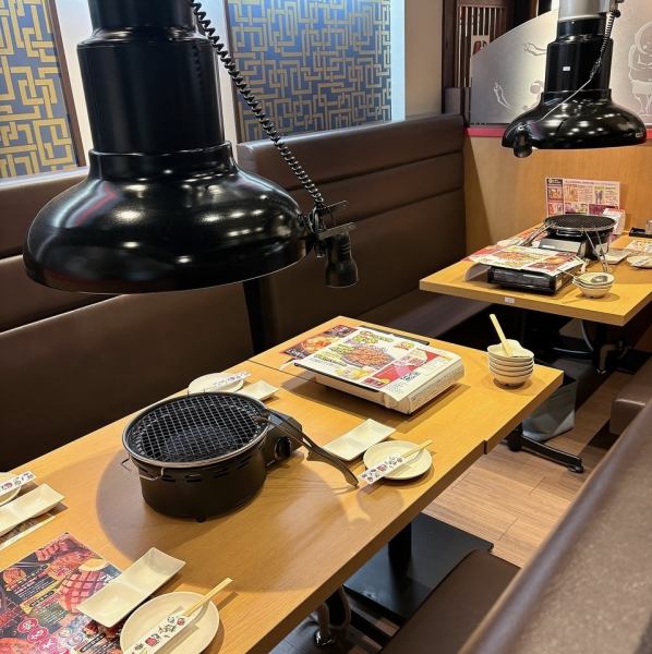 ご友人との一杯やデートなど、もちろん少人数でのご利用も大歓迎♪落ち着きのある洒落た空間が自慢です！店内の所々に飾られた提灯で、和の雰囲気を感じることができます◎