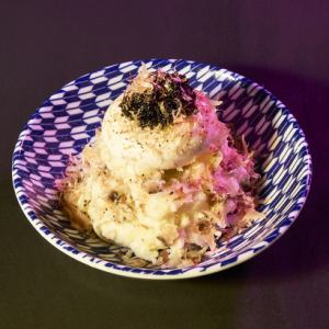 いぶりがっこと黒とびっ子のトロたまポテサラ