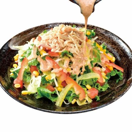 Tsubohachi salad with steamed chicken and 9 kinds of colorful vegetables