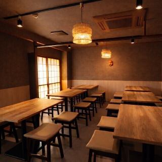 ゆったりと落ち着いた時間が流れる店内は、温かみのある和の空間が広がっています。2名様用と4名様用のテーブル席を完備しており、大切な方と「シノゴノ」言いながら語らうひとときを邪魔しません。日常の喧騒を忘れ、こだわりの創作料理を味わいながら、心ゆくまでリラックスした時間をお過ごしください。