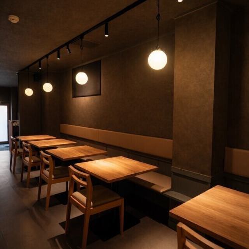 キッチンのライブ感も同時に楽しめるテーブル席は、華やかな女子会や大切な日のデートにぴったりのお席です。おしゃれな和モダンのインテリアに囲まれ、SNS映えする料理やサワーを囲めば会話も自然と弾みます。プライベート感を保ちつつ、店内の活気も感じられる絶妙な距離感で至福の宴をどうぞ。