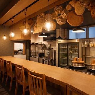 全6席のカウンターは、まさに「シノゴノのアリーナ席」です!目の前で繰り広げられる調理のライブ感は圧巻で、スタッフのキビキビとしたかっこいい姿を間近に眺めながらお酒を楽しめます。お一人様はもちろん、スタッフとの会話を楽しみながら活気ある夜を過ごしたい方に最適な特等席です。