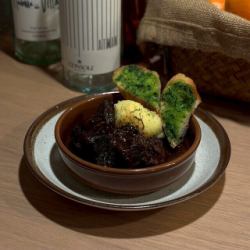 ビーフシチューとガーリックトースト