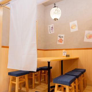 我们拥有配备下沉式被炉桌的私人房间，非常适合举办任何宴会。#京都河原町 #木山町 #京都 #后街 #生日 #周年纪念 #霓虹灯 #海鲜 #肉类寿司 #关东煮 #约会 #热门酒吧 #Shusse Sour #Bottle Keep #深夜营业 #私人房间 #无限畅饮