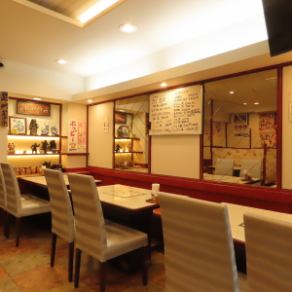 テーブル席のご用意しています。お子様連れの家族利用やご友人との食事にもご利用いただけます。お一人様からお集まりの食事でもお楽しみいただけます！