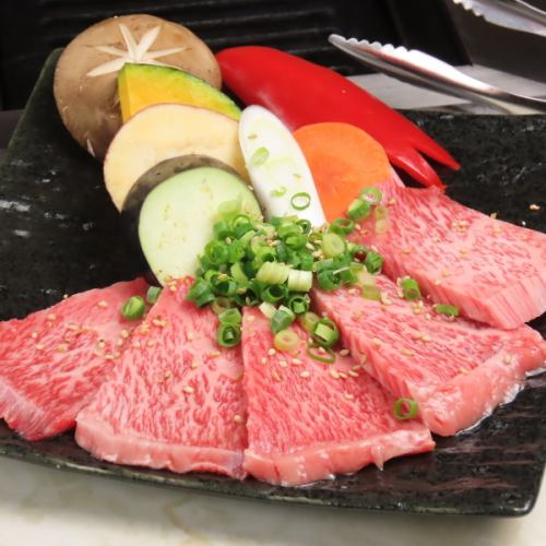 とろけるような脂の甘みと肉の旨みが絶妙なバランス【上カルビ】