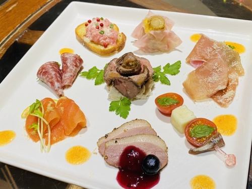 Complete reservation system! Assortment of 8 colorful appetizers