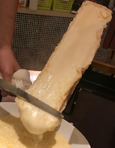 目の前でアツアツのラクレットチーズをおかけします！