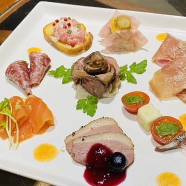 【嚴選8種色彩繽紛的前菜拼盤、三崎鮪魚和人氣披薩套餐】7道菜品3000日元