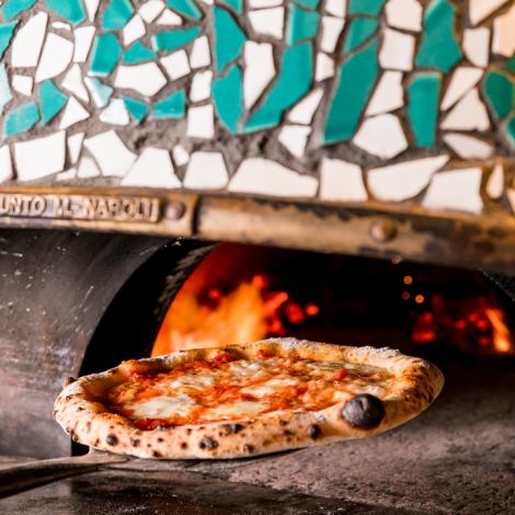 【Pizza baked in a wood kiln】 Only "Dolce Vita" on a big boat! Pizza baked in a wood burner has a different taste and taste ♪ Please feel it at the store by all means!