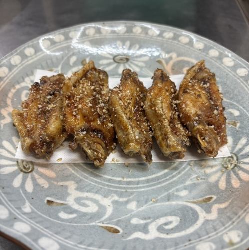 お店自慢の 手羽先の唐揚げ 1本