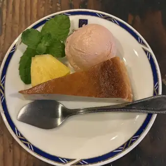 일품 피스타치오 아이스 / 바스크 치즈 케이크 (미니 아이스 포함) / 가토 쇼콜라 (미니 아이스 포함)