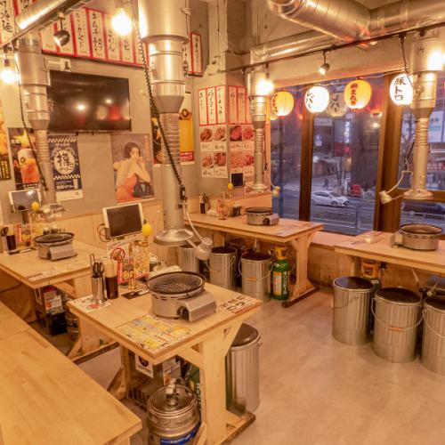 店内は気軽にご利用頂けるテーブル席！