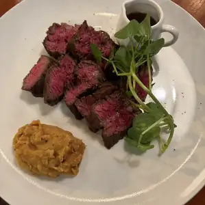 三元豚のローストポーク・香味野菜のピューレ添え