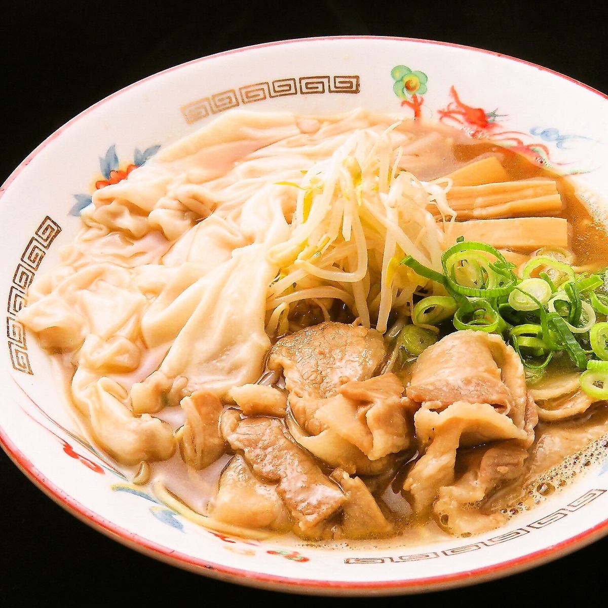 徳島ラーメン黄系の《支那そば》や《徳島丼》などをご用意！