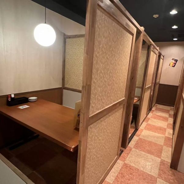 【団体宴会などにも対応◎】当店は、宴会に最適な個室をご用意しております。落ち着いた雰囲気の中で、特別なひとときをお楽しみいただけます。多彩な料理と飲み放題プランも充実しており、少人数から大人数まで対応可能です。各種ご宴会など様々なシーンで、ぜひお越しくださいませ。心を込めておもてなしいたします!