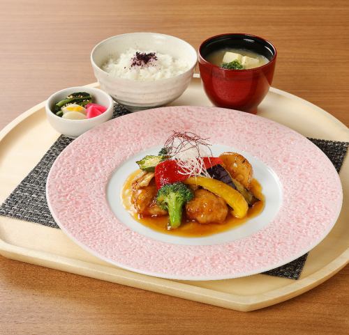 Seasonal Vegetables and Chicken with Black Vinegar Sauce and Daimyo Bowl Set