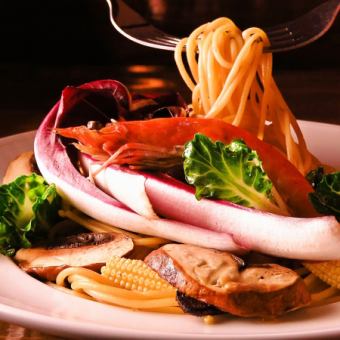 A wide variety of pasta, including seafood and vegetable pasta with various vegetables