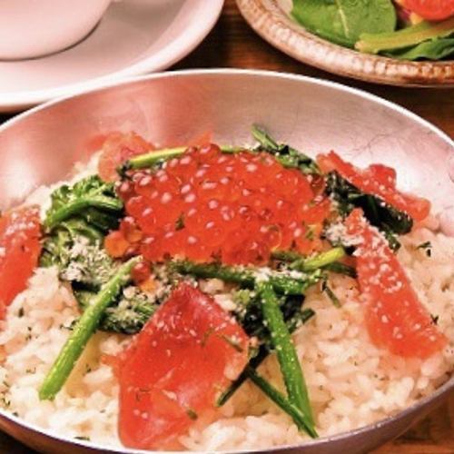 Salmon and spinach salmon roe cream risotto & salad set