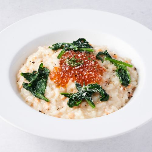 Cream risotto with salmon, salmon roe and spinach