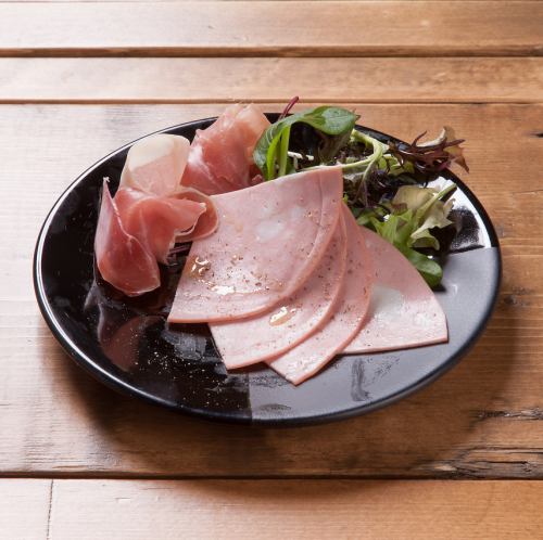 Platter of uncured ham and pepper ham