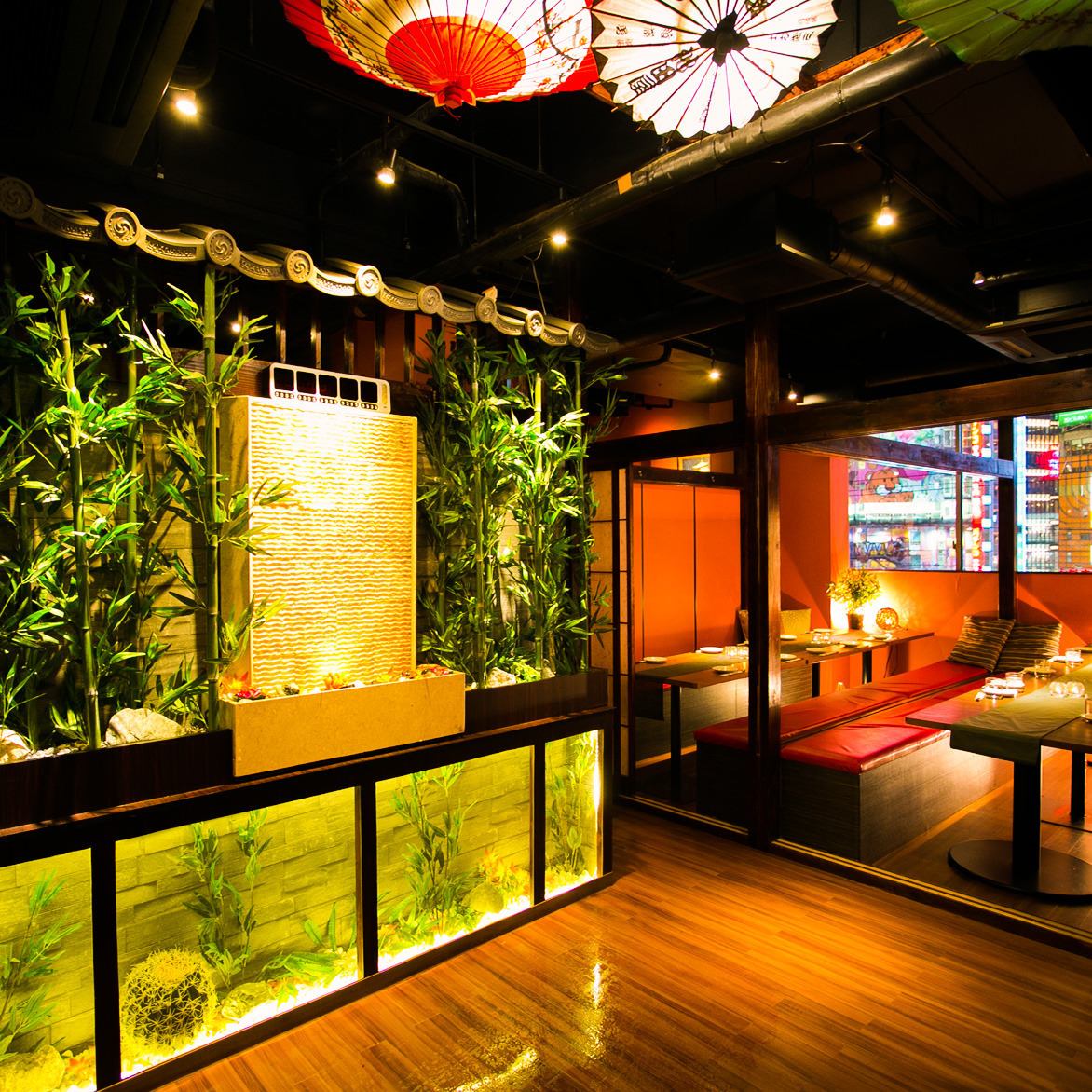 Inside the store with a Japanese atmosphere! A completely private room with a calm door is for 2 people to groups ♪